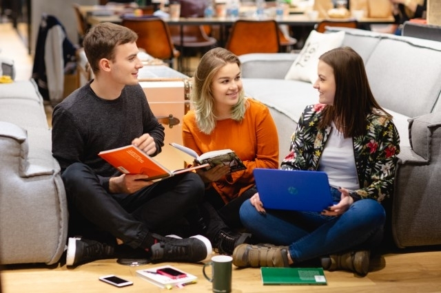 Ekonomia zrównoważonego rozwoju | Studia I stopnia w Warszawie | Uniwersytet WSB Merito Warszawa: Studenci podczas nauki 