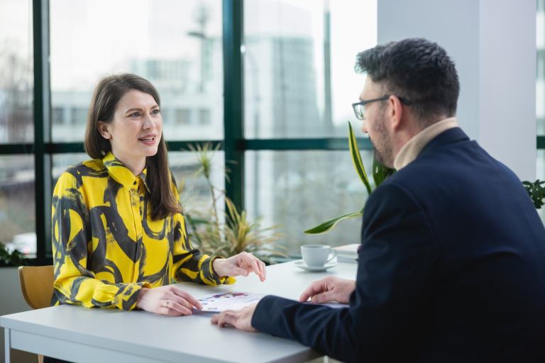 International HR operations and Payroll | Studia podyplomowe w Warszawie | Uniwersytet WSB Merito Warszawa: mężczyzna i kobieta podczas rozmowy