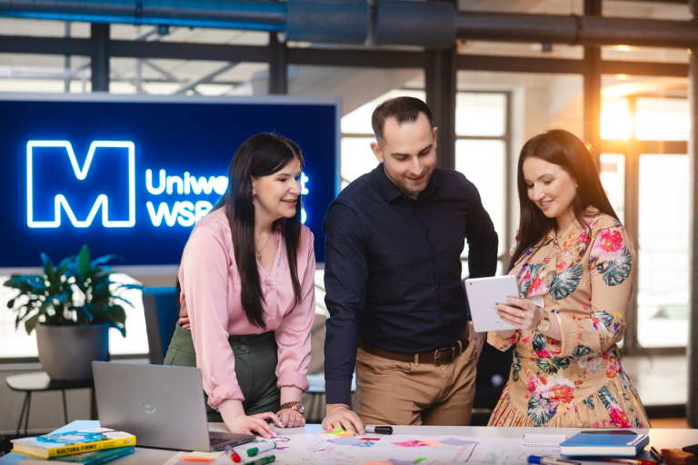 Analiza danych w języku Python z elementami Big Data | Studia podyplomowe w Warszawie | Uniwersytet WSB Merito Warszawa: grupa ludzi omawiająca projekt