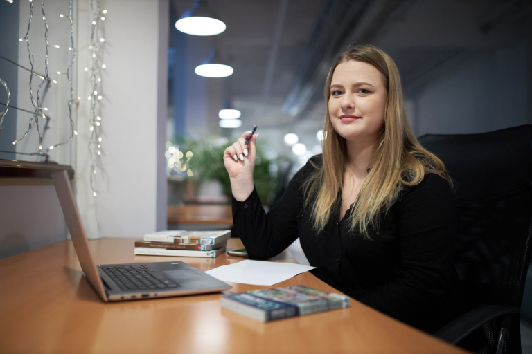 Bankowość cyfrowa | Studia podyplomowe w Warszawie | Uniwersytet WSB Merito Warszawa: kobieta siedząca przy laptopie