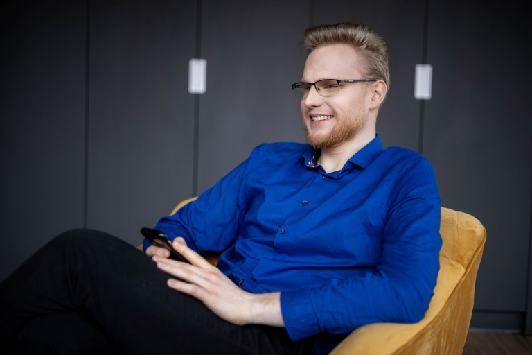 Przygotowanie pedagogiczne dla psychologów | Studia podyplomowe w Warszawie | Uniwersytet WSB Merito Warszawa: mężczyzna siedzący na fotelu