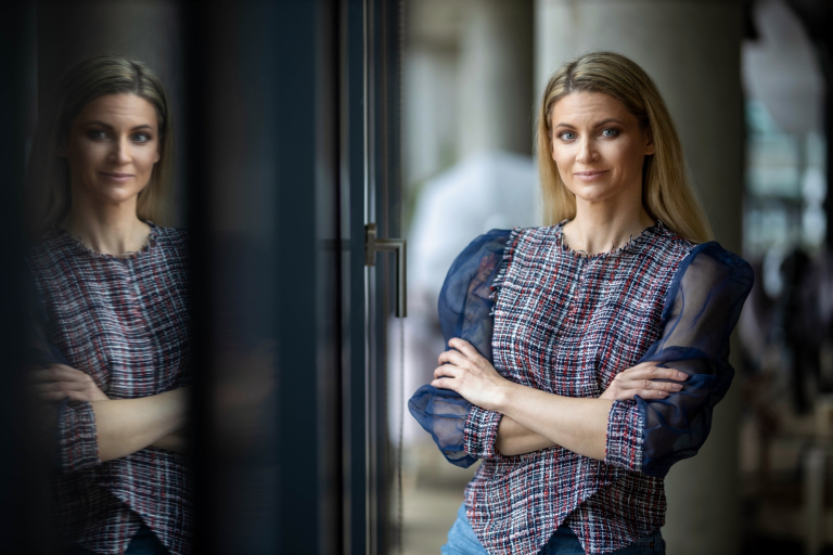 Przygotowanie pedagogiczne dla psychologów | Studia podyplomowe w Warszawie | Uniwersytet WSB Merito Warszawa: uśmiechnięta pani z założonymi rękami