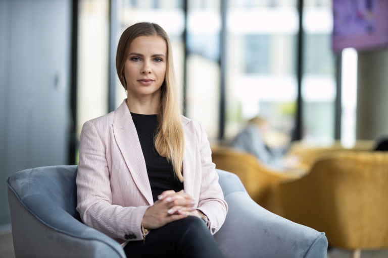 Wyniki wyszukiwania | Uniwersytet WSB Merito Warszawa: Uczestniczka MBA siedzi na fotelu