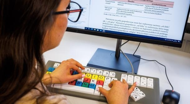 Pełnomocnik ds. osób z niepełnosprawnościami | Uniwersytet WSB Merito Warszawa: Studentka_klawiatura 
