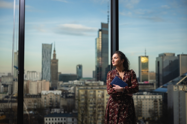 Turystyka zdrowotna z elementami dietetyki i wellbeing | Studia I stopnia w Warszawie | Uniwersytet WSB Merito Warszawa: Studentka z notatnikiem 