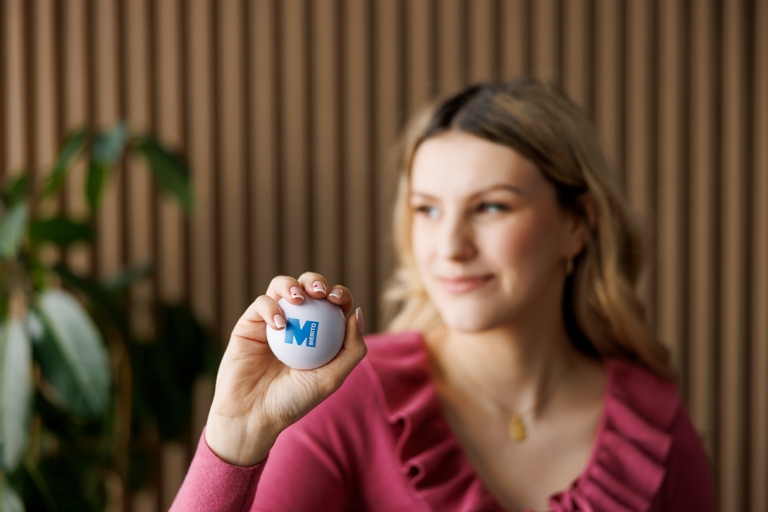 International HR operations and Payroll | Studia podyplomowe w Warszawie | Uniwersytet WSB Merito Warszawa: Studentka z piłką