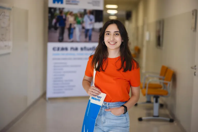 Psychologia w biznesie | Studia I stopnia w Warszawie | Uniwersytet WSB Merito Warszawa: Studentka w pomarańczowej koszulce 