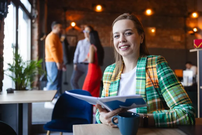 Ekonomia | Studia II stopnia w Warszawie | Uniwersytet WSB Merito Warszawa: Studentka z książką 