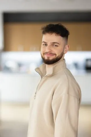 Funkcjonariusz służb mundurowych | Studia I stopnia w Warszawie | Uniwersytet WSB Merito Warszawa: Student w jasnej bluzie
