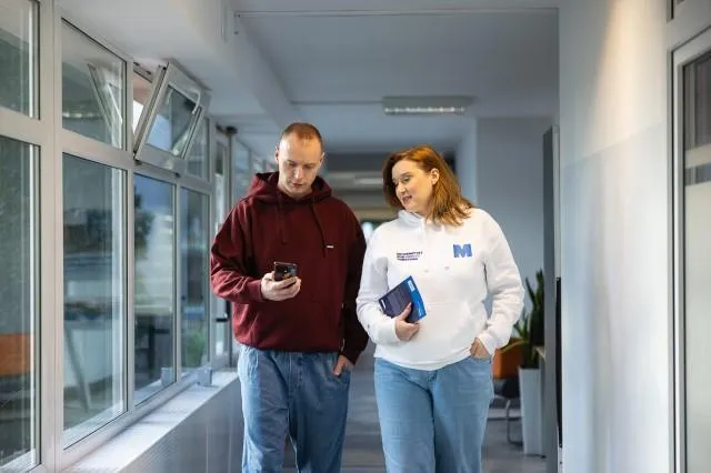 Turystyka i rekreacja | Studia I stopnia w Warszawie | Uniwersytet WSB Merito Warszawa: Studenci na korytarzu