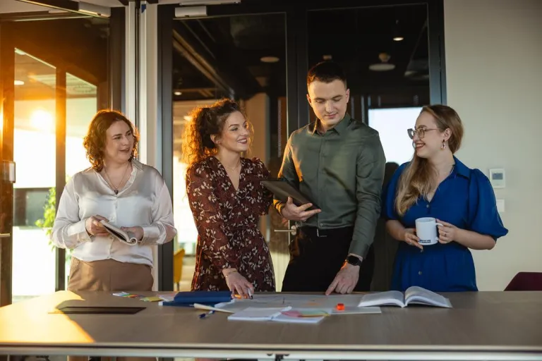 Content marketing z elementami AI | Studia I stopnia w Warszawie | Uniwersytet WSB Merito Warszawa: Grupa analizująca dane na spotkaniu