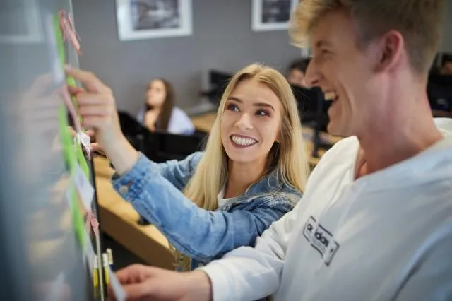 Wyniki wyszukiwania | Uniwersytet WSB Merito Warszawa: Studenci przy tablicy 