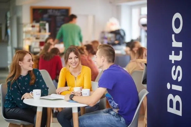 Finanse i podatki w przedsiębiorstwie | Studia II stopnia w Warszawie | Uniwersytet WSB Merito Warszawa: Studenci przy stole