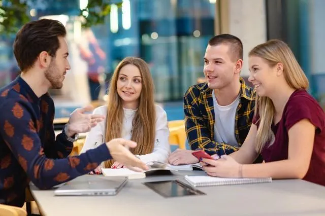 Ekonomia zrównoważonego rozwoju | Studia I stopnia w Warszawie | Uniwersytet WSB Merito Warszawa: Grupa studentów przy notatkach