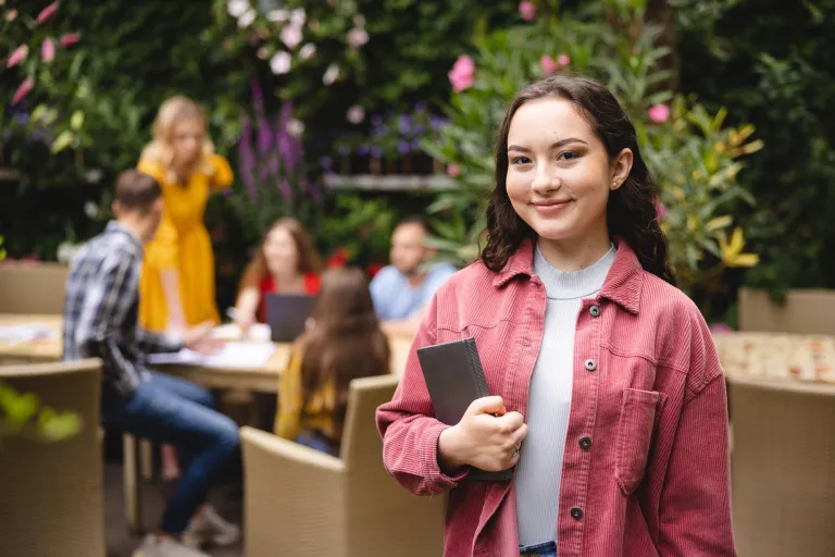 Ekonomia rynków wschodnich i rozwój międzynarodowy | Studia II stopnia w Warszawie | Uniwersytet WSB Merito Warszawa: Studentka z notesem