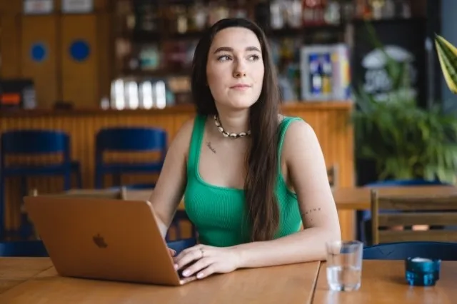 Zarządzanie projektami | Studia II stopnia ze studiami podyplomowymi  | Uniwersytet WSB Merito Warszawa: Zamyślona studentka przy laptopie