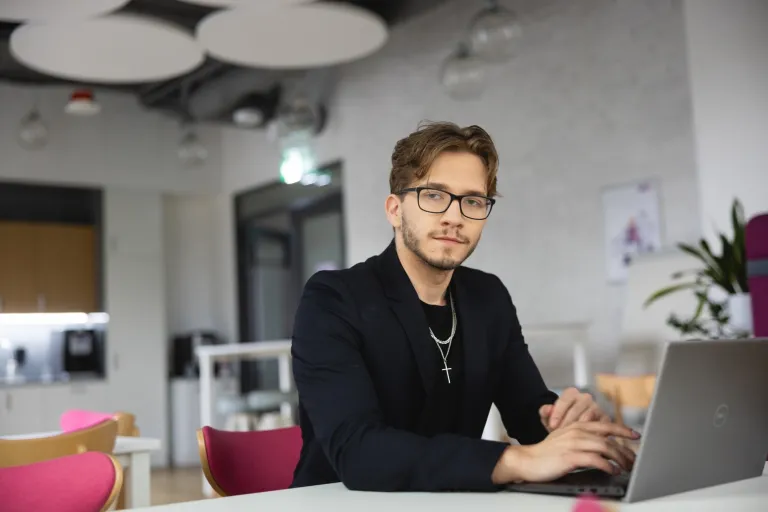 Informatyka | Studia II stopnia w Warszawie | Uniwersytet WSB Merito Warszawa: Student przy laptopie