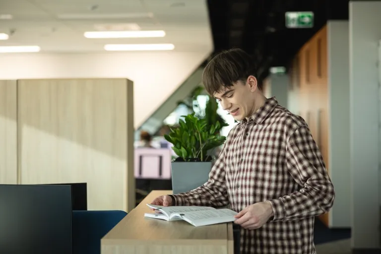 Logistyka w e-commerce | Studia I stopnia w Warszawie | Uniwersytet WSB Merito Warszawa: Student w pracy