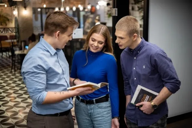 Informatyka - dla inżynierów | Studia II stopnia w Warszawie | Uniwersytet WSB Merito Warszawa: Rozmowa studentów przy nauce