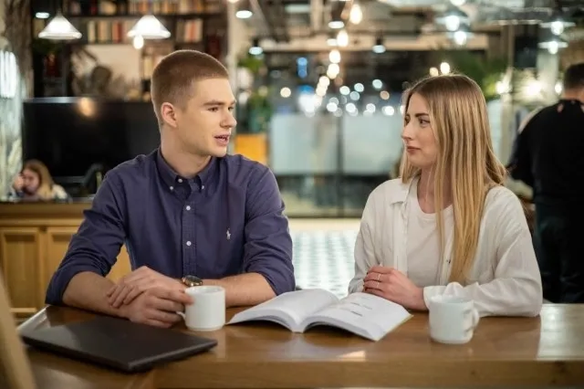 Ekonomia menedżerska | Studia II stopnia w Warszawie | Uniwersytet WSB Merito Warszawa: Rozmowa studenta i studentki przy nauce