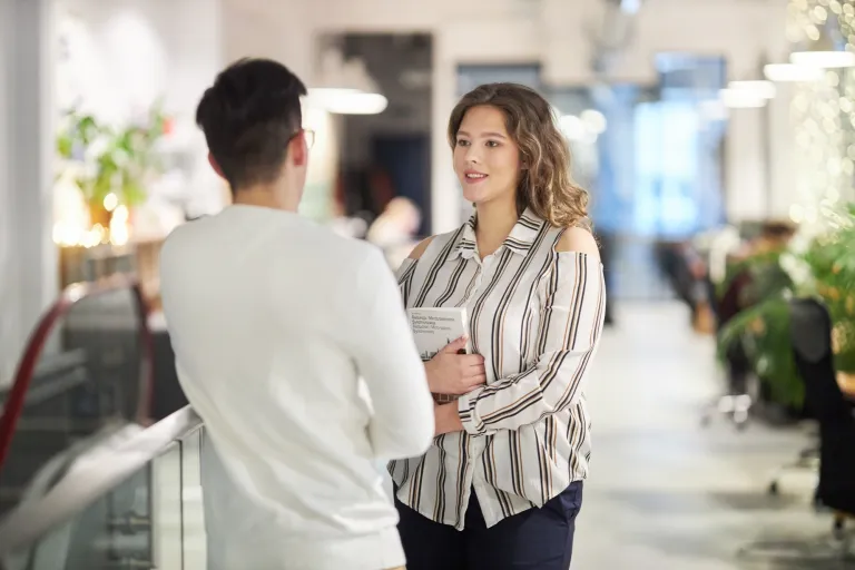 Marketing i sprzedaż (Marketing and Sales) | Studia II stopnia w Warszawie | Uniwersytet WSB Merito Warszawa: Rozmowa dwóch osób na korytarzu