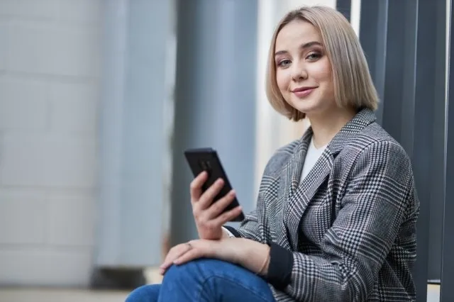 Bankowość i innowacje finansowe | Studia I stopnia w Warszawie | Uniwersytet WSB Merito Warszawa: Studentka z telefonem