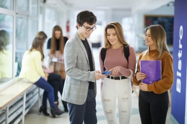 Sprzedaż w innowacyjnym przedsiębiorstwie | Studia II stopnia w Warszawie | Uniwersytet WSB Merito Warszawa: Rozmowa studentów na korytarzu
