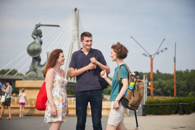 Marketing i sprzedaż | Studia II stopnia w Warszawie | Uniwersytet WSB Merito Warszawa: Studenci przy pomniku syrenki