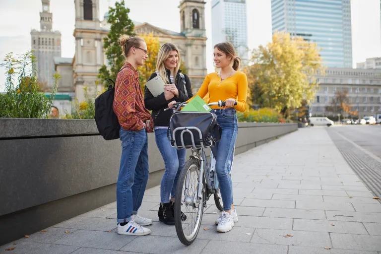 Grywalizacja w marketingu i sprzedaży | Studia II stopnia w Warszawie | Uniwersytet WSB Merito Warszawa: Grup studentów przy rowerze