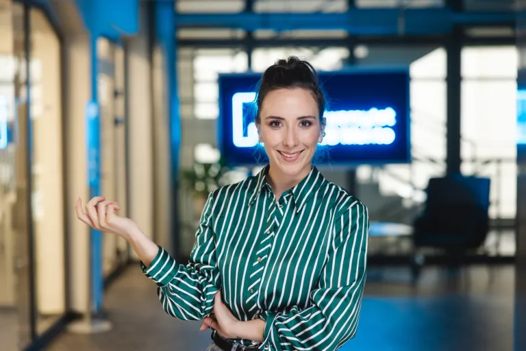 Coaching, mentoring i facylitacja | Studia I stopnia w Warszawie | Uniwersytet WSB Merito Warszawa: uśmiechnięta kobieta w koszuli