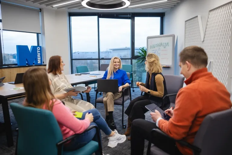 AI w edukacji – obejrzyj cykl webinarów #EduAI | Aktualności | Uniwersytet WSB Merito Warszawa: grupa ludzi pracująca nad projektem