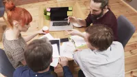 Prawo dla menedżera | Uniwersytet WSB Merito we Wrocławiu: Grupa studentów wspólnie uczy się z notatkami i komputerem