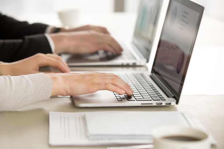 Cloud DevOps Engineer Administrator | Studia podyplomowe we Wrocławiu | Uniwersytet WSB Merito we Wrocławiu: Dwie osoby pracujące na laptopach