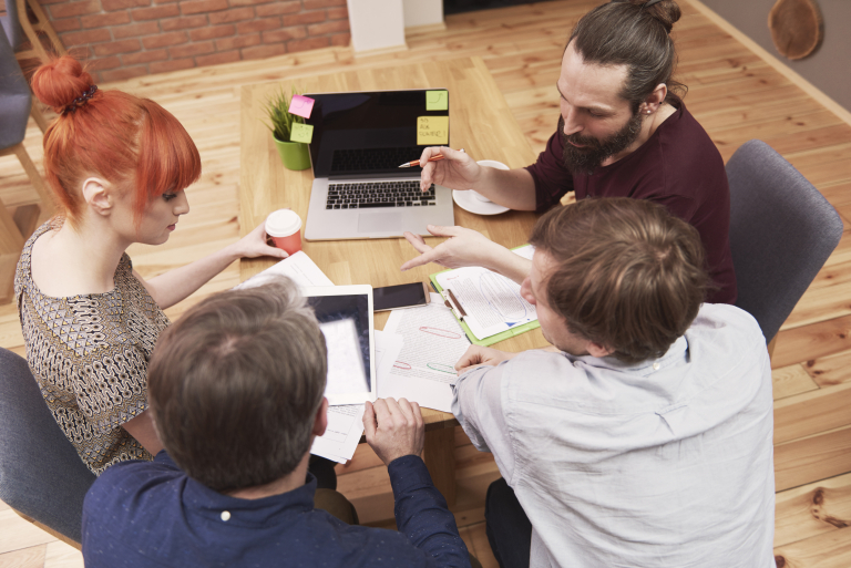 Prawo dla menedżera, studia podyplomowe: Grupa studentów wspólnie uczy się z notatkami i komputerem
