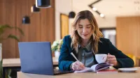 Analityk danych finansowych | Studia I stopnia we Wrocławiu | Uniwersytet WSB Merito we Wrocławiu: Wrocław - analityk danych finansowych - studentka w kawiarni
