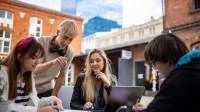 Analityk procesów biznesowych | Studia I stopnia we Wrocławiu | Uniwersytet WSB Merito we Wrocławiu: Wrocław - analityk procesów biznesowych - studenci pracujący nad projektem grupowym
