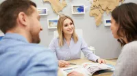 Turystyka i rekreacja – studia 3-semestralne | Studia II stopnia we Wrocławiu | Uniwersytet WSB Merito we Wrocławiu: Wrocław - turystyka i rekreacja - studenci w biurze podróży