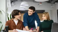 Rachunkowość i podatki | Studia I stopnia we Wrocławiu | Uniwersytet WSB Merito we Wrocławiu: Wrocław - rachunkowość i podatki - studenci pracujący nad projektem grupowym