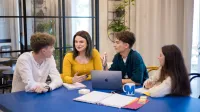 Cyberbezpieczeństwo | Studia I stopnia we Wrocławiu | Uniwersytet WSB Merito we Wrocławiu: Wrocław - cyberbezpieczeństwo - studenci pracujący nad projektem grupowym