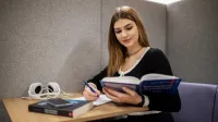 Bezpieczeństwo państwa i służby mundurowe | Studia I stopnia we Wrocławiu | Uniwersytet WSB Merito we Wrocławiu: studentka robiąca notatki