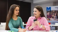 Finanse małych i średnich przedsiębiorstw | Studia I stopnia we Wrocławiu | Uniwersytet WSB Merito we Wrocławiu: Wrocław - finanse małych i średnich przedsiębiorstw - studentki pracujące nad projektem 