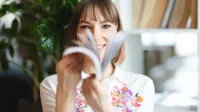 Pedagogika opiekuńczo-wychowawcza z neuropedagogiką | Studia I stopnia we Wrocławiu | Uniwersytet WSB Merito we Wrocławiu: Wrocław - Pedagogika opiekuńczo-wychowawcza z neuropedagogiką - studentka trzymająca książkę