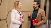 Kolegium doktorskie | Studia podyplomowe we Wrocławiu | Uniwersytet WSB Merito we Wrocławiu: studenci rozmawiający na korytarzu