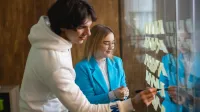 Project management | Studia II stopnia we Wrocławiu | Uniwersytet WSB Merito we Wrocławiu: studenci robiący notatki na fiszkach