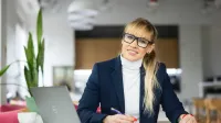 Pentester - specjalista ds. cyberbezpieczeństwa | Studia podyplomowe we Wrocławiu | Uniwersytet WSB Merito we Wrocławiu: uczestniczka studiów podyplomowych używająca laptopa