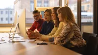 Trendy & design w marketingu | Studia II stopnia we Wrocławiu | Uniwersytet WSB Merito we Wrocławiu: studenci w pracowni komputerowej