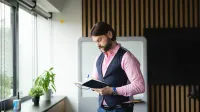 Akademia zarządzania zmianą i strategią | Studia podyplomowe we Wrocławiu | Uniwersytet WSB Merito we Wrocławiu: uczestnik studiów podyplomowych sporządzający notatki