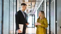Cloud DevOps Engineer Administrator | Studia podyplomowe we Wrocławiu | Uniwersytet WSB Merito we Wrocławiu: uczestnicy studiów podyplomowych rozmawiający na korytarzu