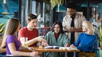 International Business & Relations | Studia I stopnia we Wrocławiu | Uniwersytet WSB Merito we Wrocławiu: Wrocław - tłumaczenia w biznesie - studenci pracujący nad projektem grupowym