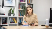 Ekonomia innowacji i rynków finansowych | Studia II stopnia we Wrocławiu | Uniwersytet WSB Merito we Wrocławiu: studentka w bibliotece